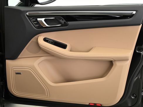 Used 2025 Porsche Macan image 25