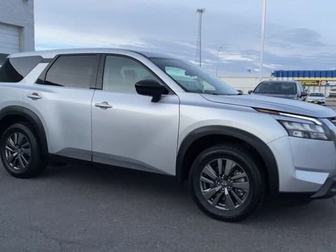 Used 2024 Nissan Pathfinder S image 3