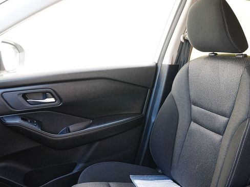 Used 2024 Nissan Rogue SV image 11