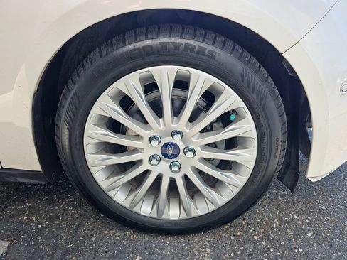 Used 2012 Ford Focus Titanium w/ Luxury Pkg FWD image 8
