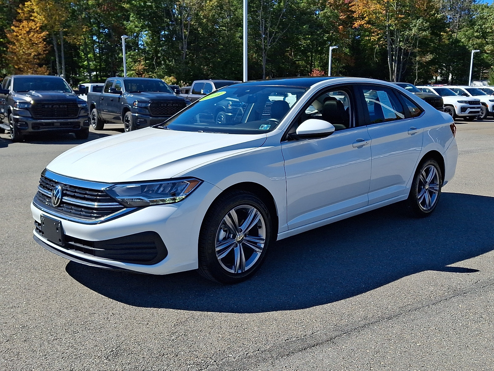 Used 2023 Volkswagen Jetta SE FWD image 3