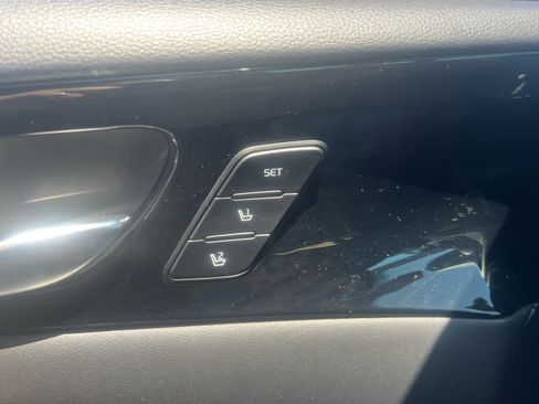 Used 2020 Kia Cadenza Limited image 14