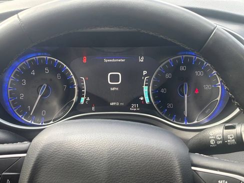 Used 2023 Chrysler Pacifica Touring-L FWD image 24