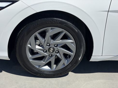 Used 2024 Hyundai Elantra SEL FWD image 8