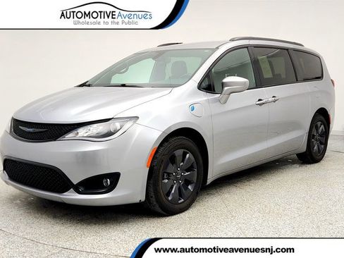 Used 2020 Chrysler Pacifica Touring-L w/ S Appearance Package image 1