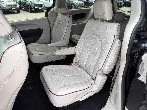 Used 2020 Chrysler Pacifica Limited FWD image 16