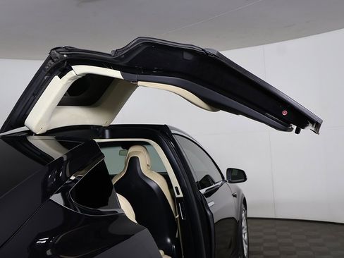 Used 2017 Tesla Model X 75D image 23