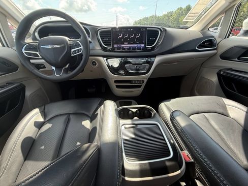 Used 2023 Chrysler Pacifica Touring-L FWD image 7