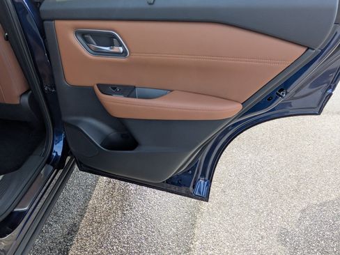 Used 2025 Nissan Rogue Platinum w/ Tech Package image 32