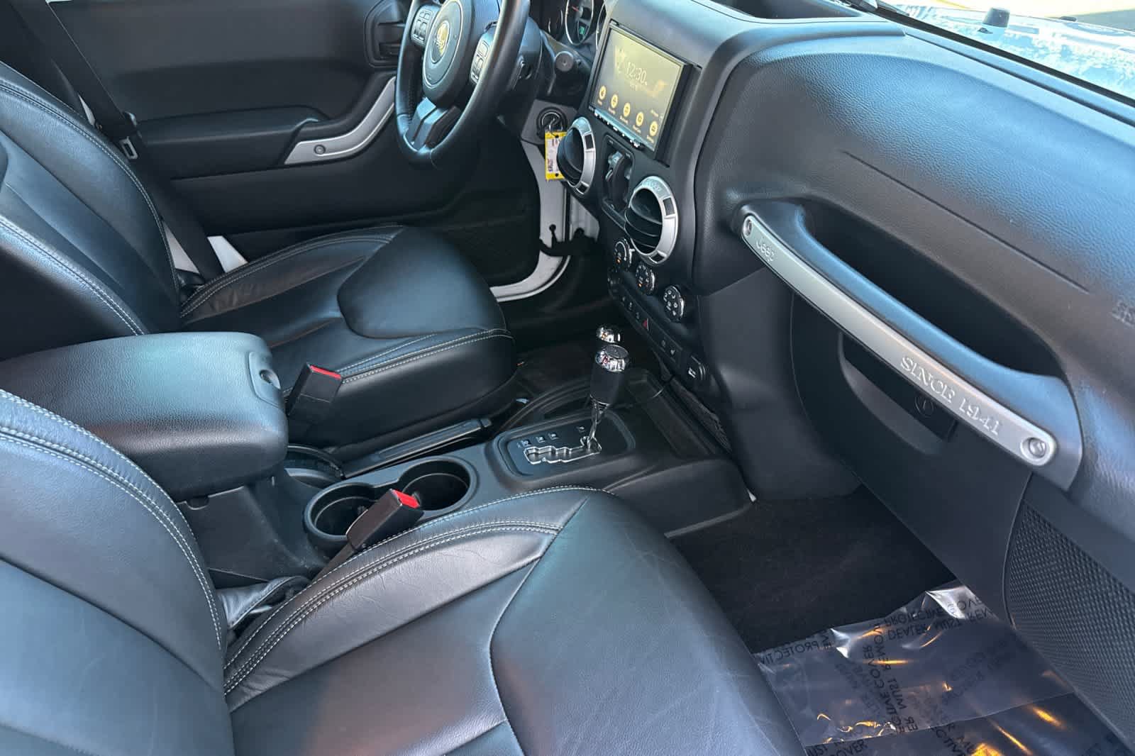 Used 2017 Jeep Wrangler Unlimited Rubicon w/ Connectivity Group AWD/4WD image 15