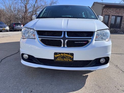 Used 2019 Dodge Grand Caravan SXT image 2