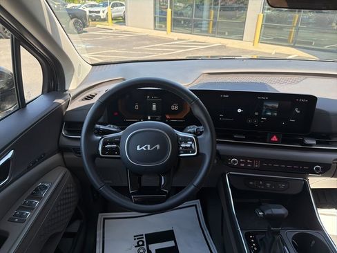 Used 2025 Kia Carnival EX FWD image 21