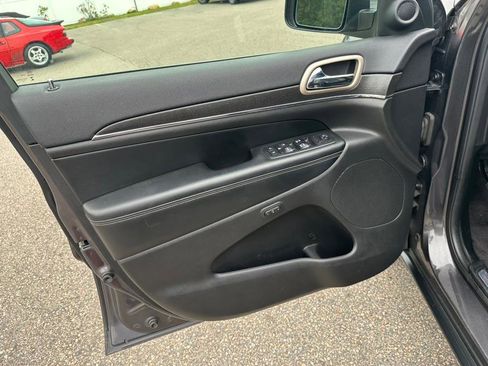 Used 2017 Jeep Grand Cherokee Limited image 9