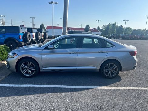 Used 2023 Volkswagen Jetta SE FWD image 2