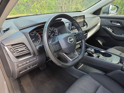 Certified 2025 Nissan Rogue SV FWD image 17