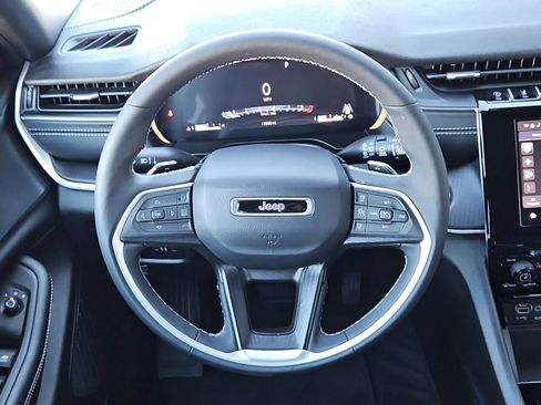 Used 2025 Jeep Grand Cherokee Altitude image 14