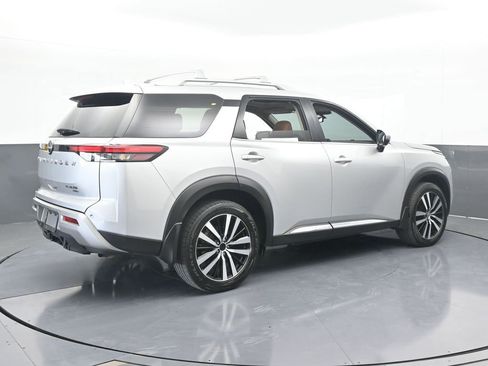 Used 2023 Nissan Pathfinder Platinum image 6
