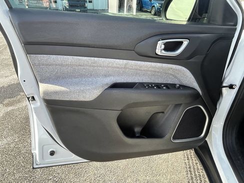 Used 2022 Jeep Compass Latitude image 9