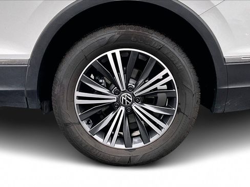 Used 2024 Volkswagen Tiguan SE image 33