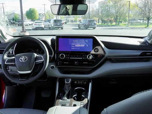 Used 2025 Toyota Highlander Limited image 32