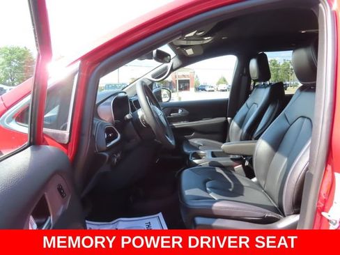 Used 2025 Chrysler Pacifica Select FWD image 19