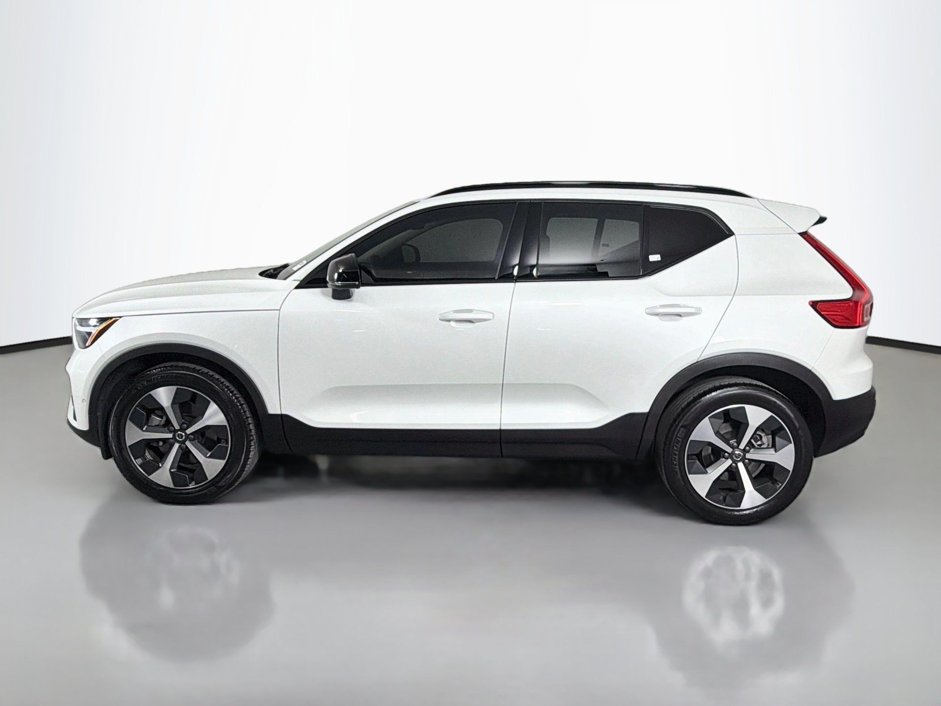 Certified 2023 Volvo XC40 B4 Plus w/ Protection Package Premier FWD image 9