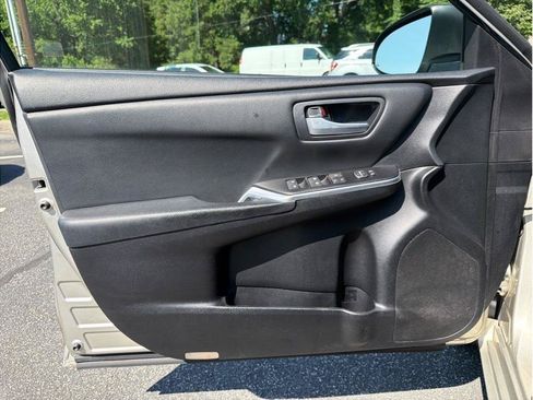 Used 2015 Toyota Camry SE w/ Moonroof Package FWD image 7