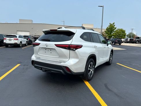 Used 2022 Toyota Highlander XLE AWD/4WD image 7