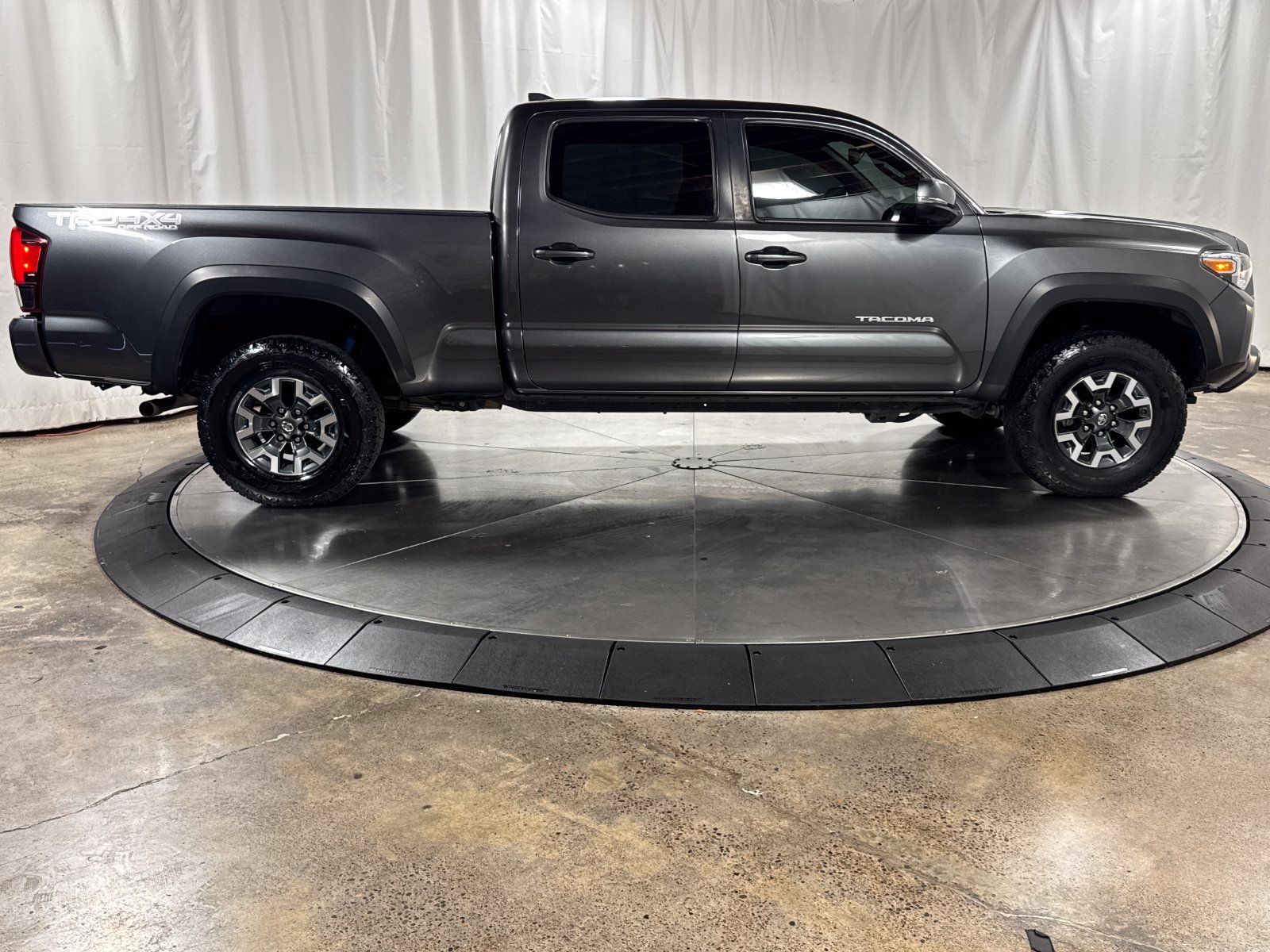 Used 2019 Toyota Tacoma TRD Off-Road w/ Technology Package AWD/4WD image 6