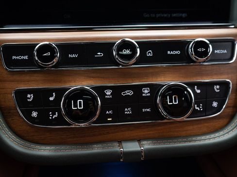 Certified 2025 Bentley Bentayga Extended Wheelbase image 38