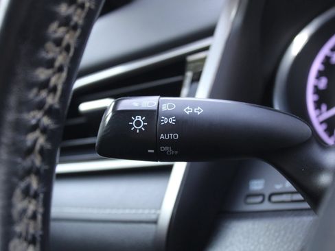 Used 2020 Toyota Camry SE FWD image 27