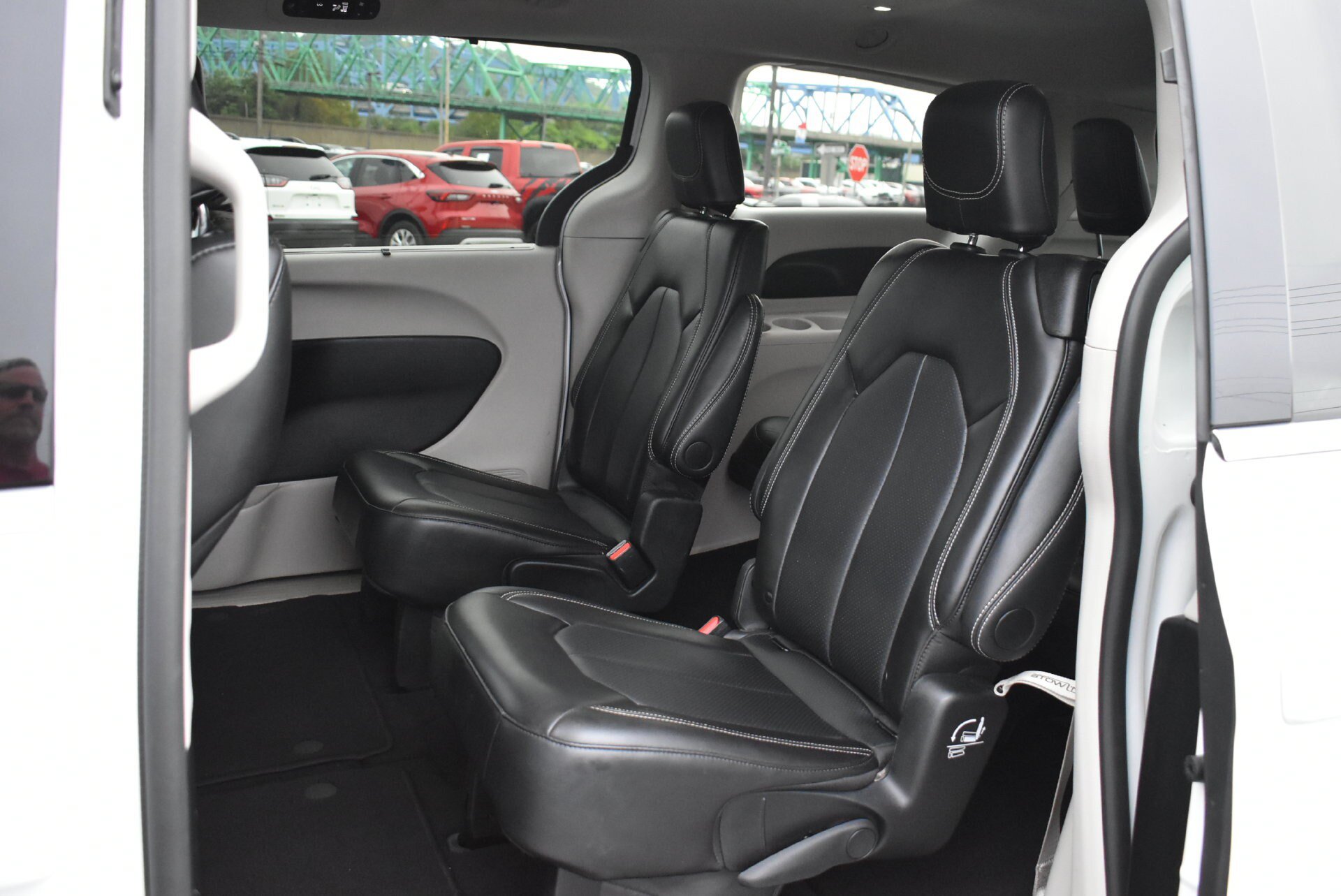 Used 2024 Chrysler Pacifica Touring-L FWD image 15