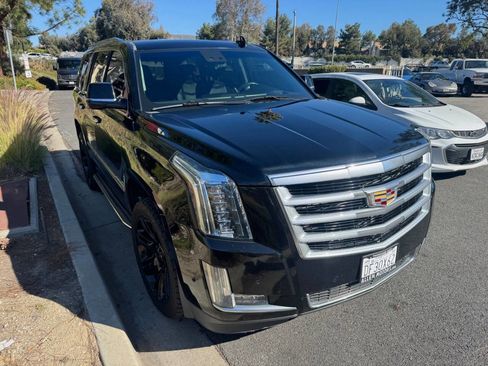 Used 2018 Cadillac Escalade Luxury image 2