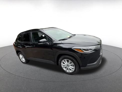 Used 2025 Toyota Corolla Cross LE image 2