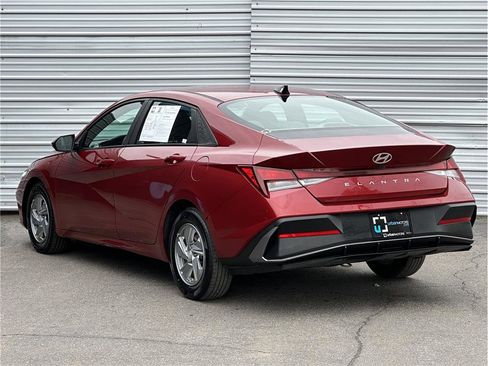 Used 2024 Hyundai Elantra SE image 3