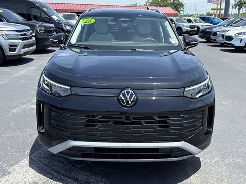 Used 2025 Volkswagen Tiguan SE FWD image 8