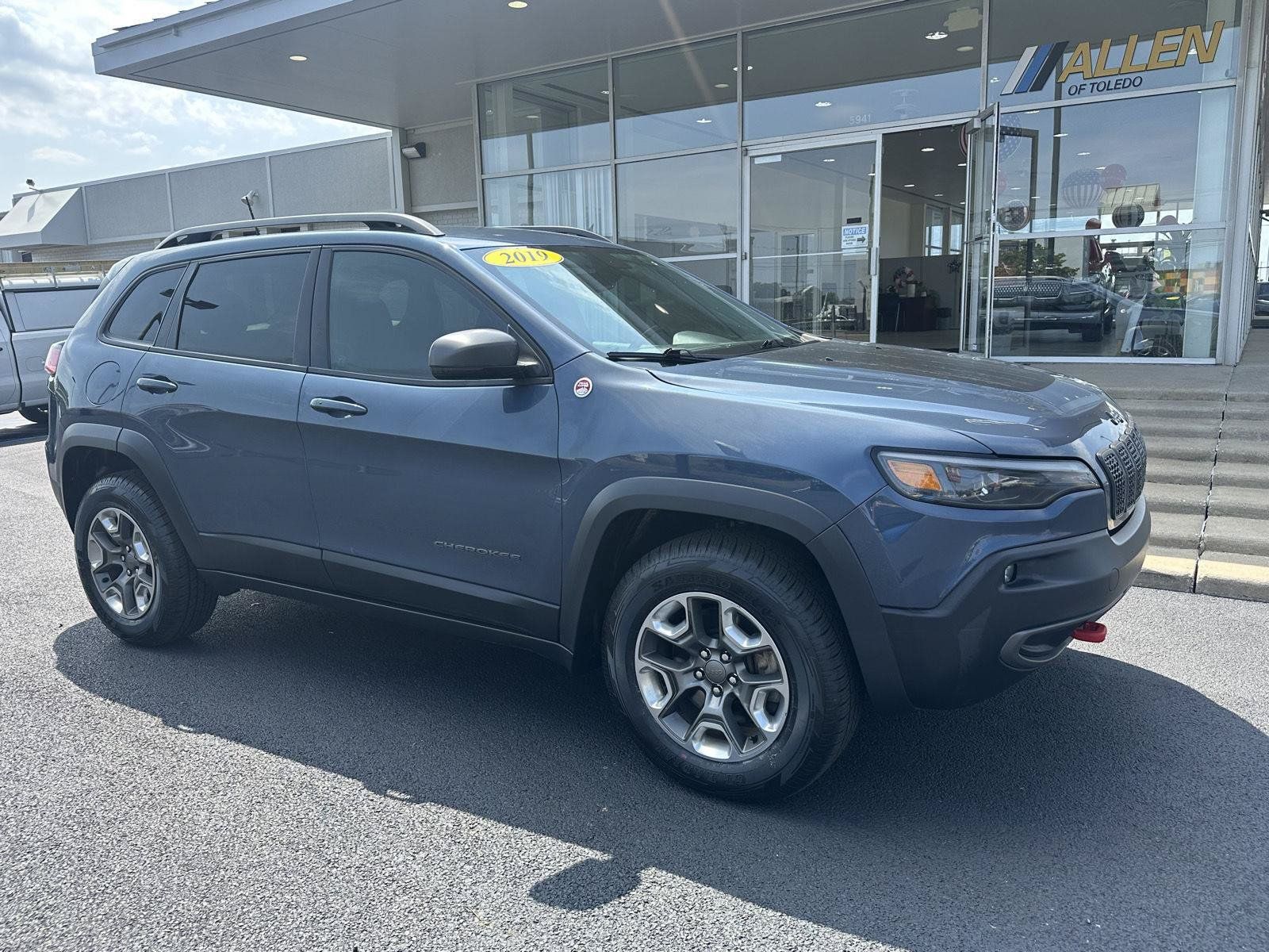 Used 2019 Jeep Cherokee Trailhawk w/ Comfort/Convenience Group AWD/4WD image 2