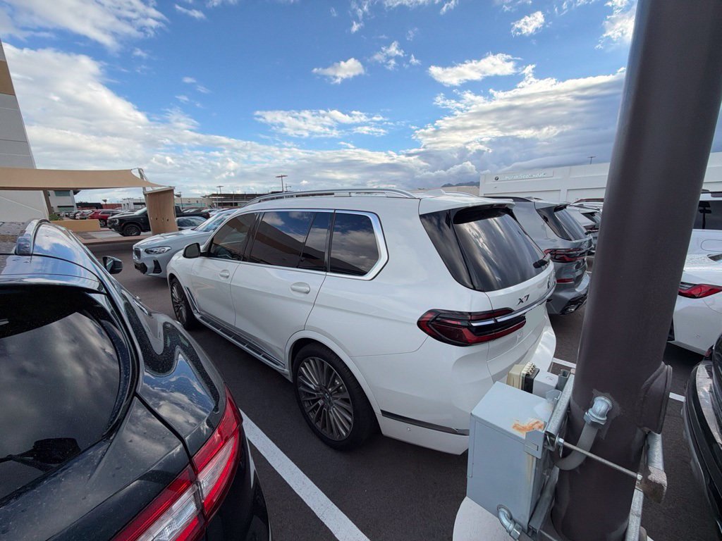 Certified 2024 BMW X7 xDrive40i w/ Premium Package AWD/4WD image 3