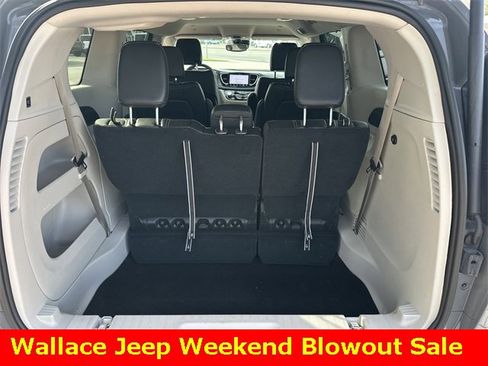 Used 2023 Chrysler Pacifica Touring-L image 10