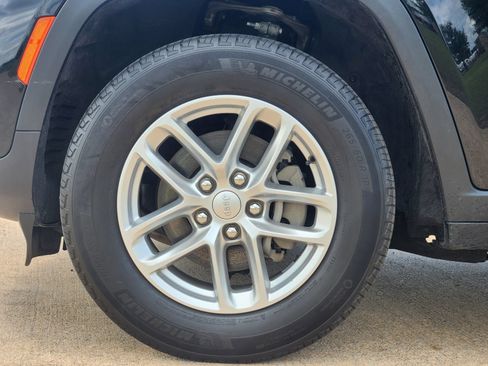 Used 2025 Jeep Grand Cherokee Laredo X RWD image 14