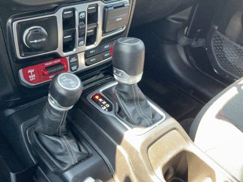 Used 2024 Jeep Gladiator Rubicon w/ Safety Group AWD/4WD image 17