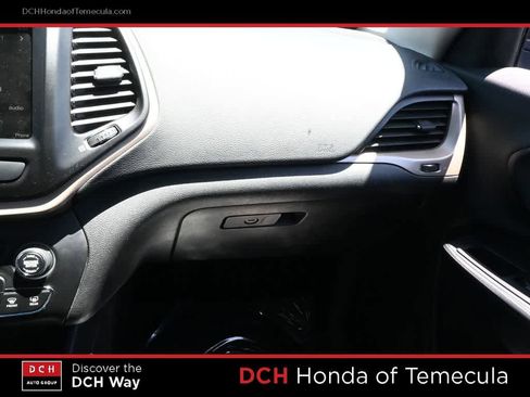 Used 2016 Jeep Cherokee Latitude w/ Comfort/Convenience Group FWD image 14