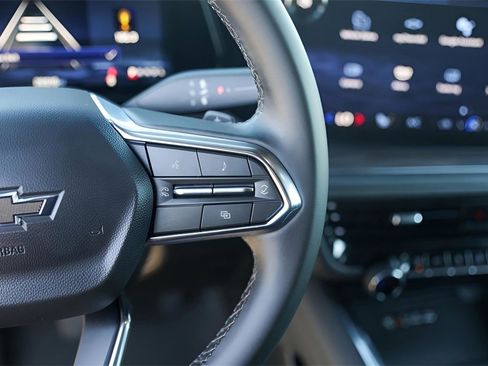 Used 2025 Chevrolet Suburban Z71 image 13