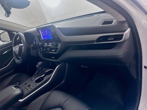 Used 2023 Toyota Highlander XLE FWD image 31