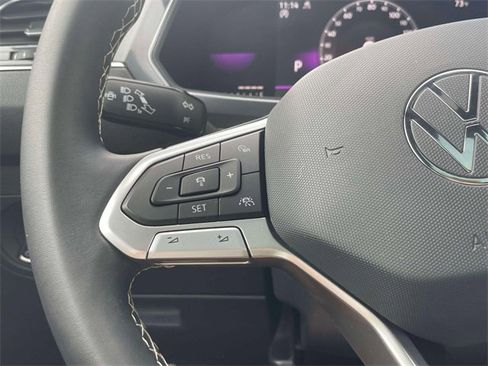 Used 2022 Volkswagen Tiguan SE R-Line image 21