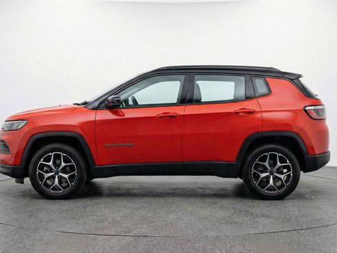 Used 2025 Jeep Compass Limited image 5