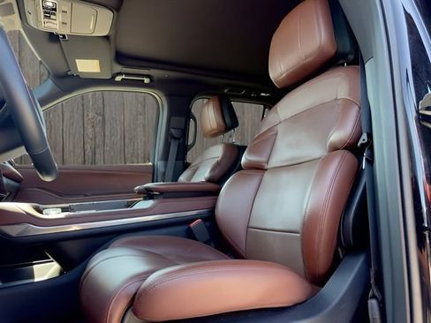 Used 2025 Lincoln Navigator Reserve AWD/4WD image 13