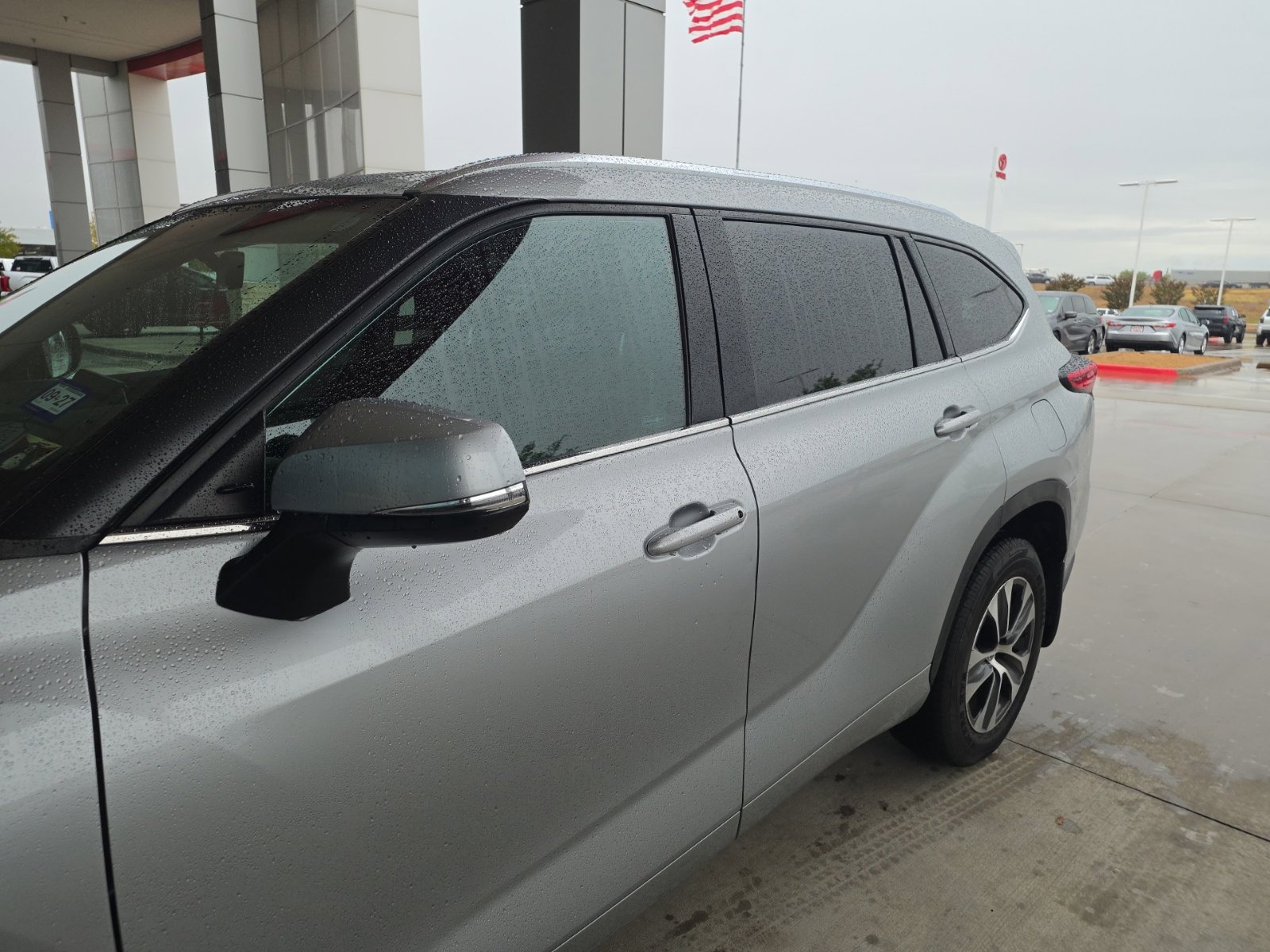 Used 2021 Toyota Highlander XLE AWD/4WD image 4