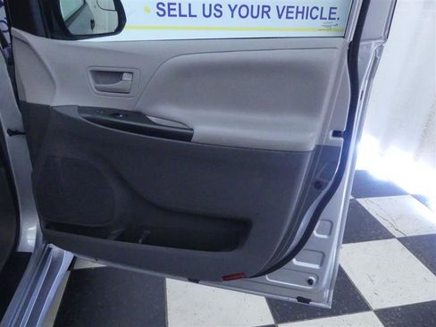 Used 2020 Toyota Sienna L FWD image 22