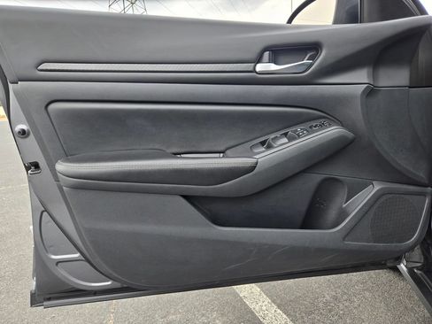 Used 2024 Nissan Altima 2.5 SV FWD image 17